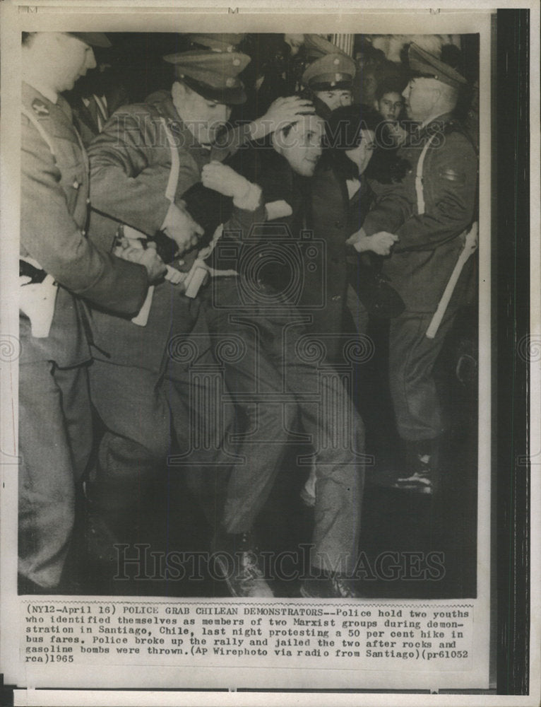 1965 Press Photo Police Grab Chilean Demonstrators  - Historic Images
