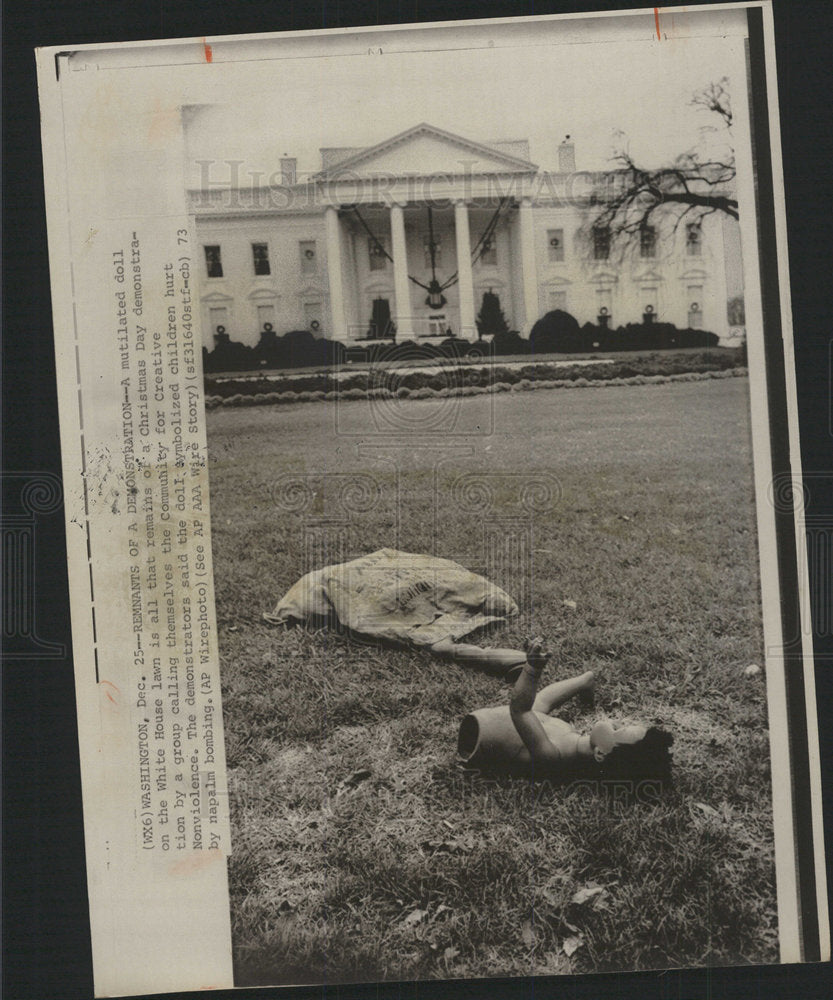 1973 Press Photo Christmas Day Demonstrate White House - Historic Images
