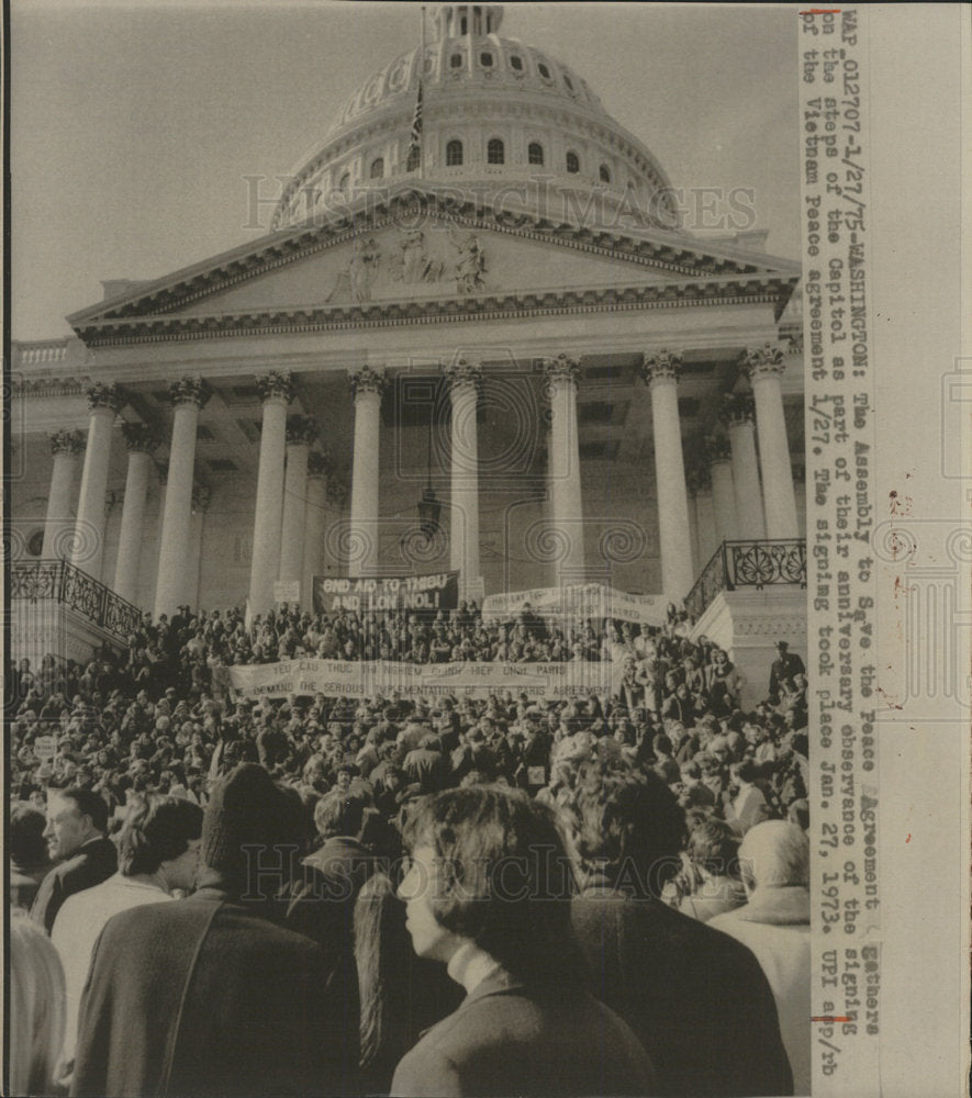 1975 Press Photo Vietnam Peace agreement Capitol Step  - Historic Images