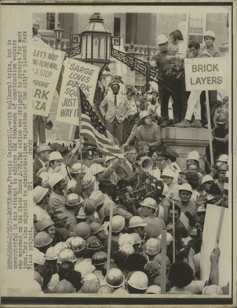 1972 Press Photo Gov Francis Sargent tries attempt work - Historic Images