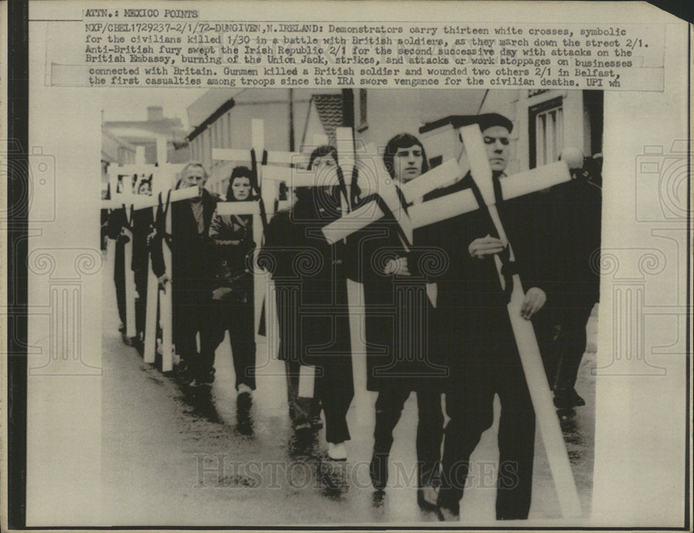 1972 Press Photo White Crosses Demonstrators  - Historic Images