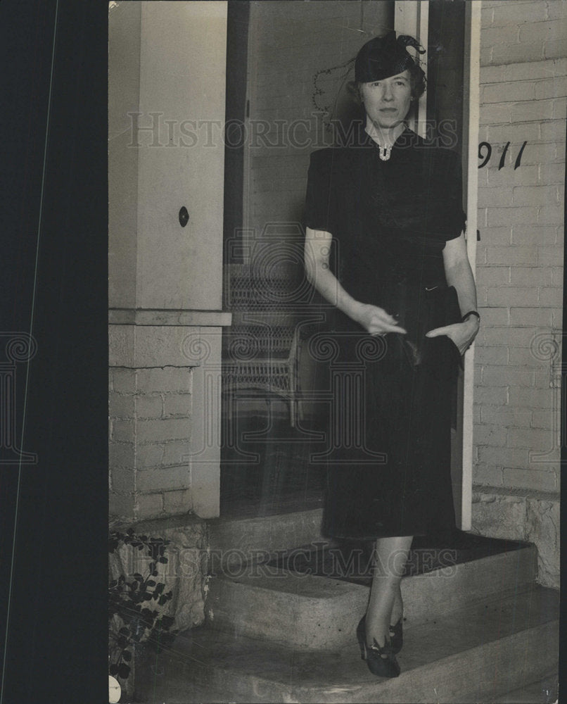 1937 Press Photo Engaging Matron Mrs Myron Thompson - Historic Images