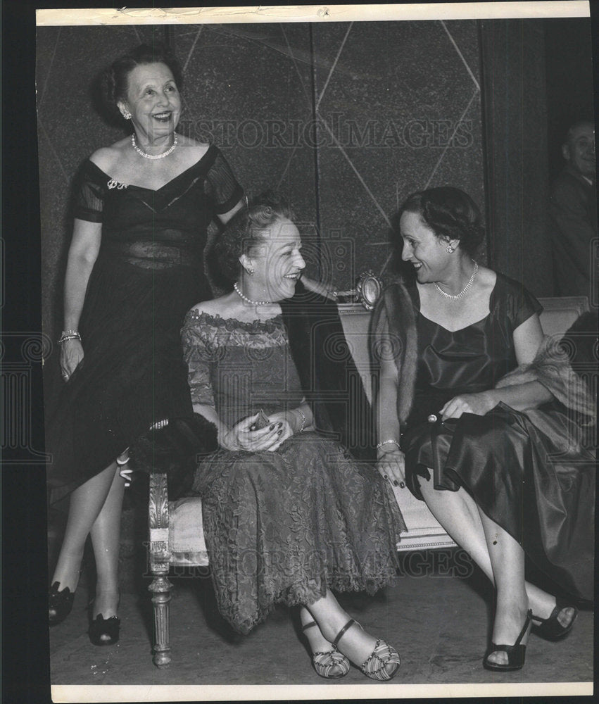 1953 Press Photo Mrs Albert Gould Edeard Civic Theater - RRY46595 - Historic Images