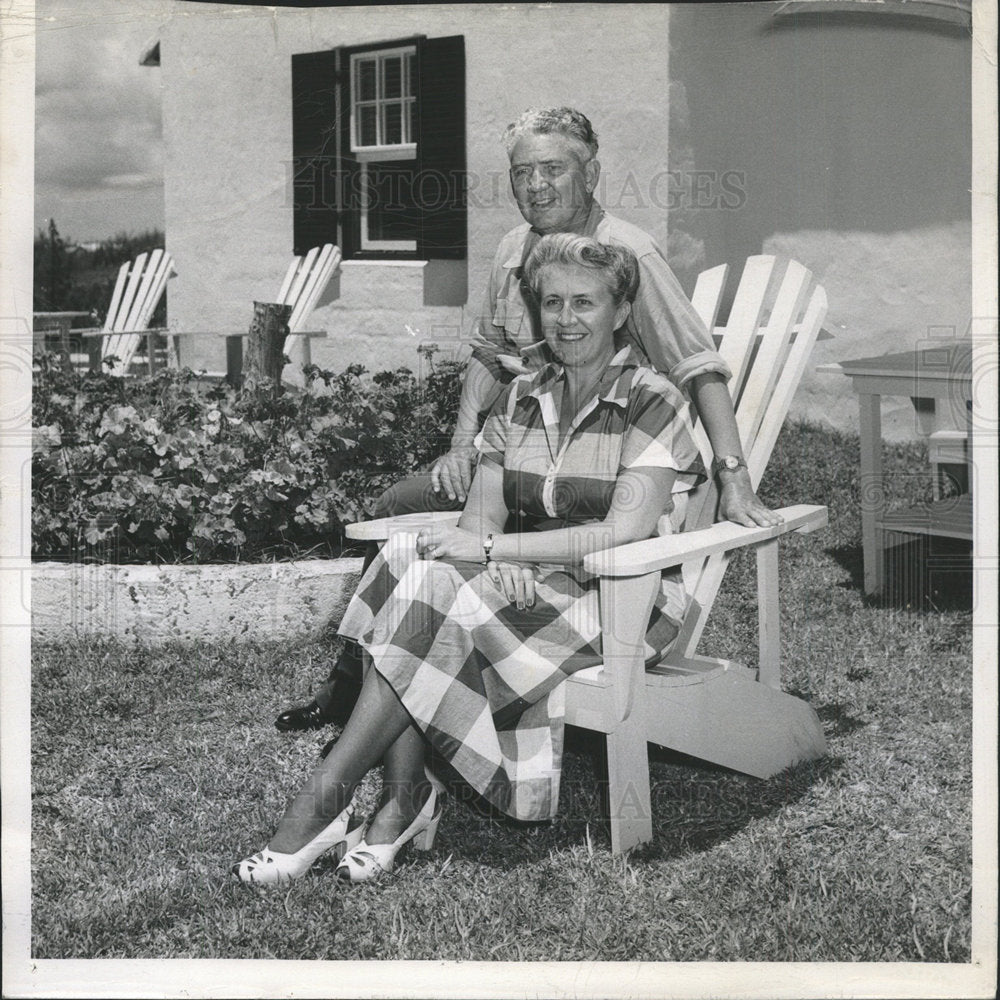 Photo Vacationers Mr and Mrs Walter Tripp In Bermuda - Historic Images