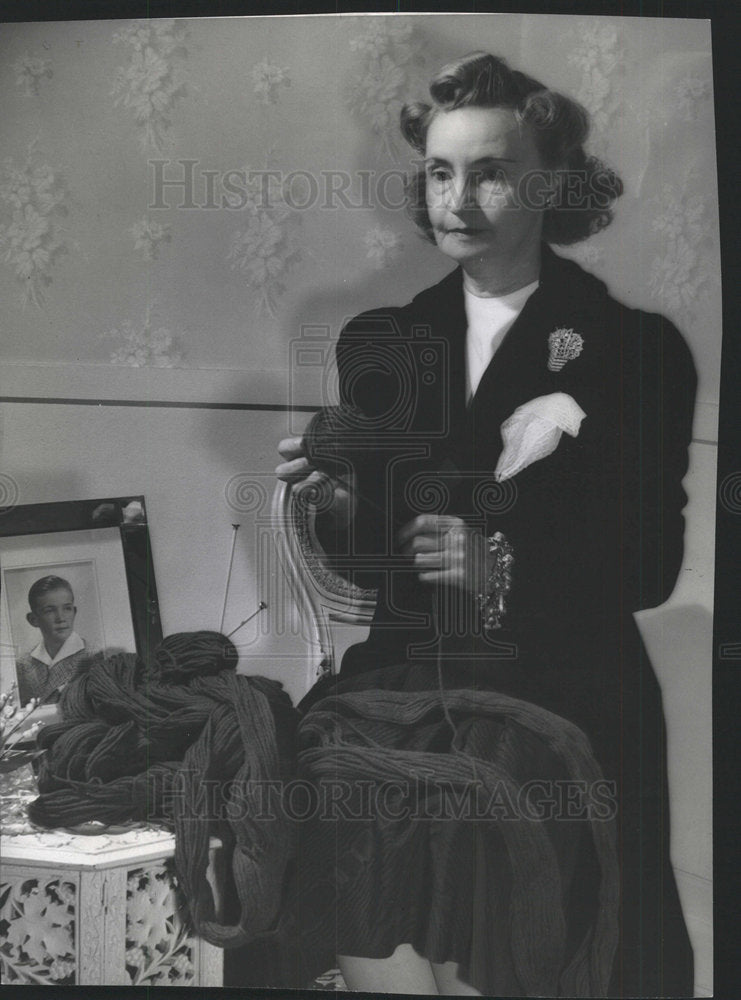 1942 Press Photo Mrs Edger sewing fashion dress pose - Historic Images