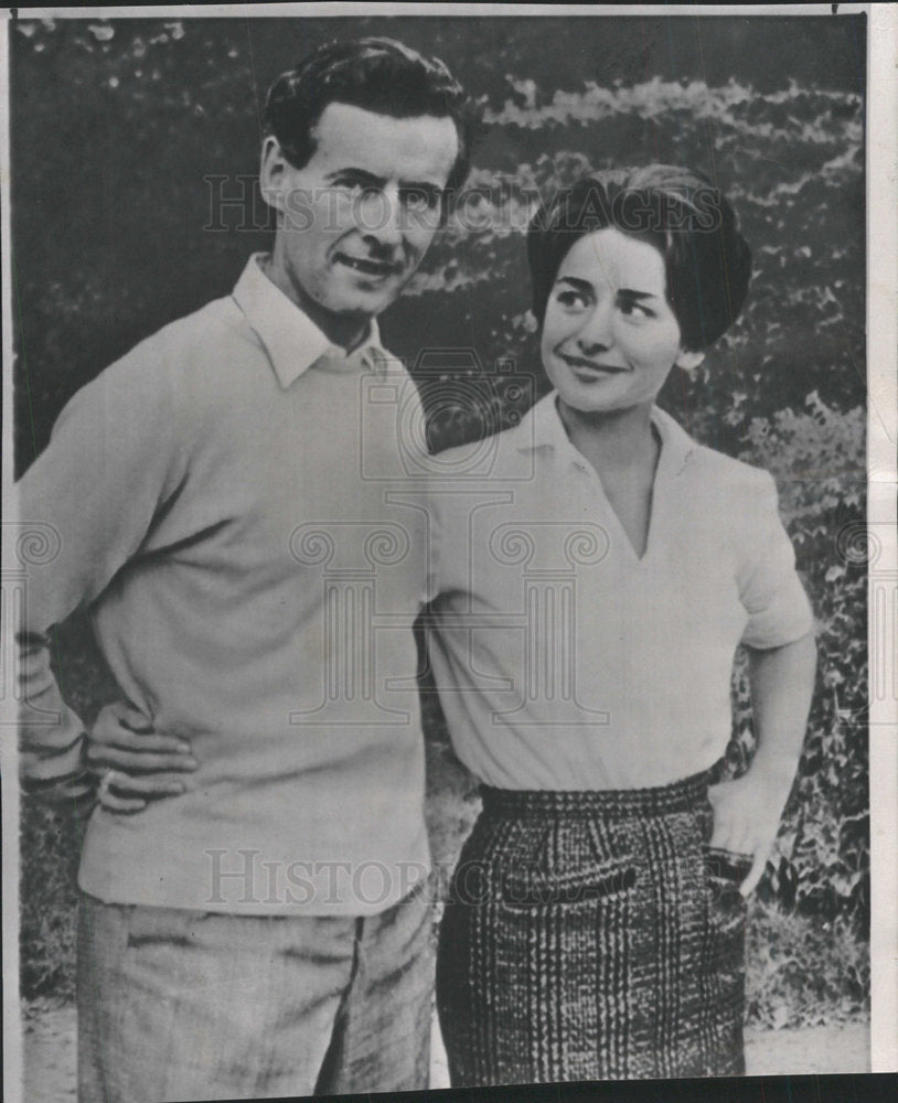 1959 Press Photo Peter Townsend with his fiancee Marie. - Historic Images