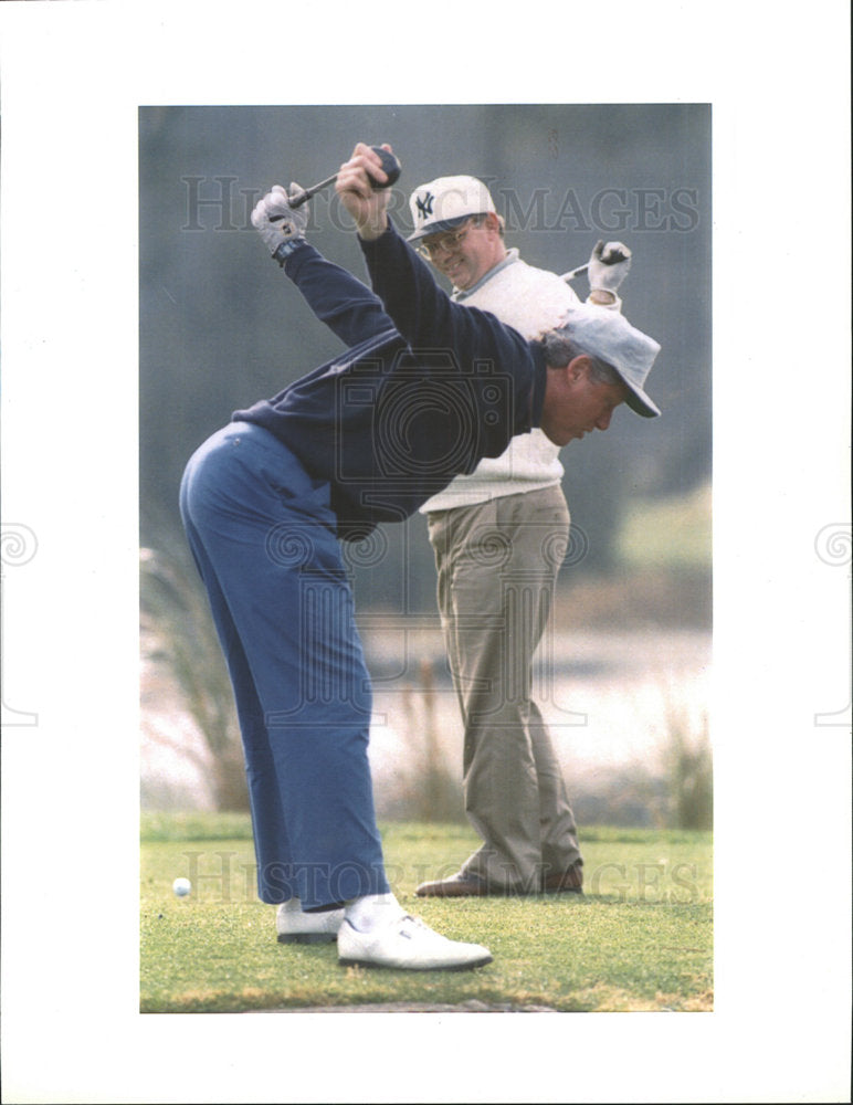 1993 Press Photo Bill Clinton other person playing Golf - Historic Images