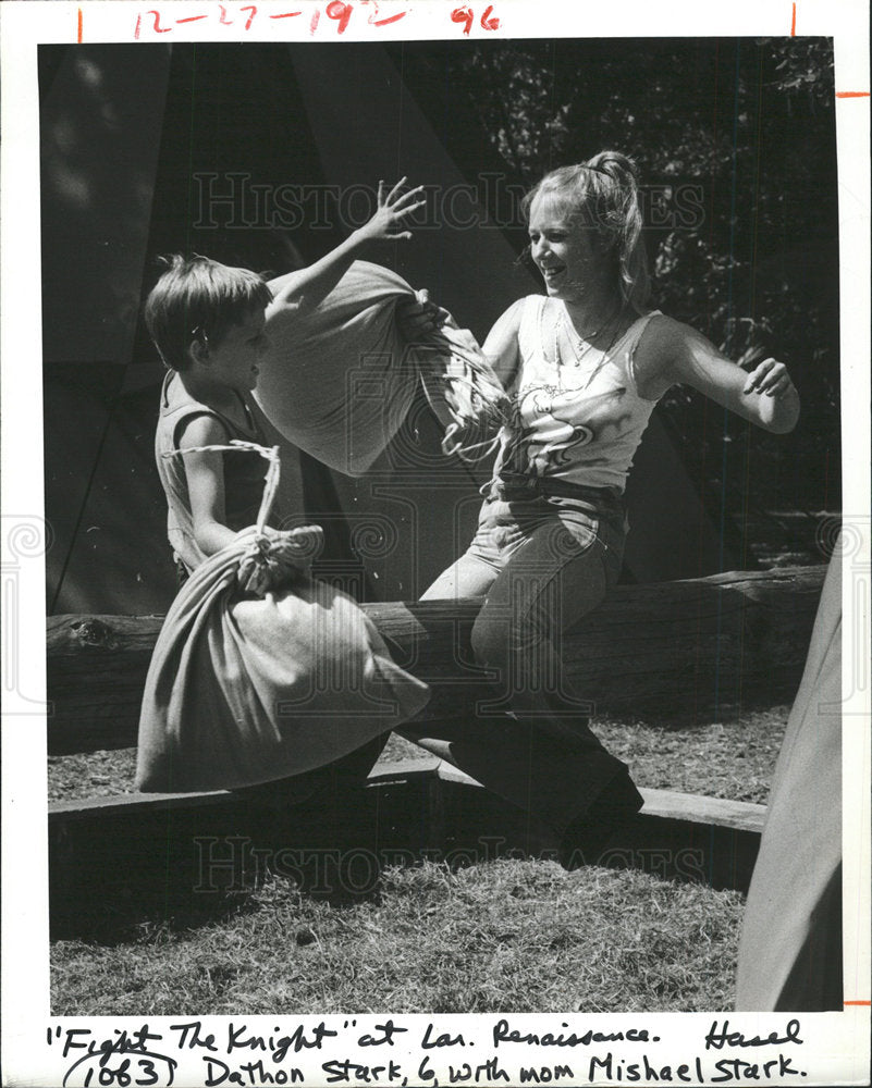1984 Press Photo Mishael Stark Dathon battle Pillow  - Historic Images