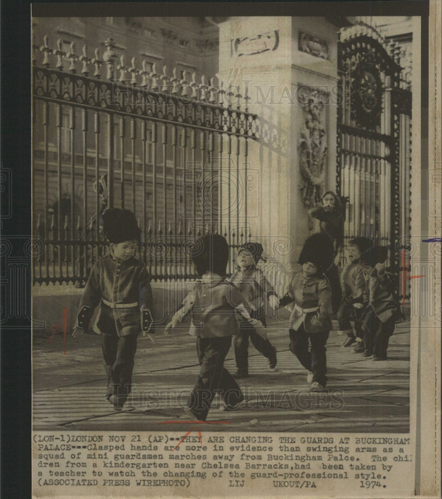 1974 Photo Changing The Guards At Buckingham Palace - Historic Images