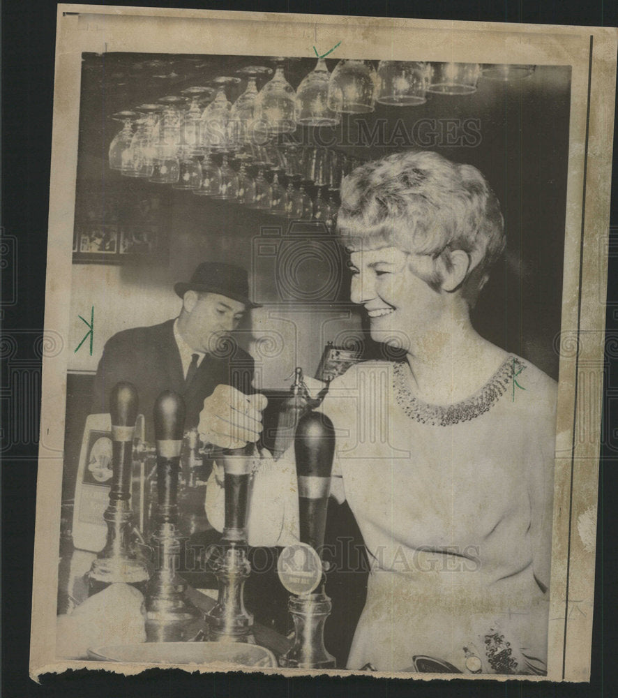 1968 Press Photo Margaret Winfield Britain Barmaid won  - Historic Images