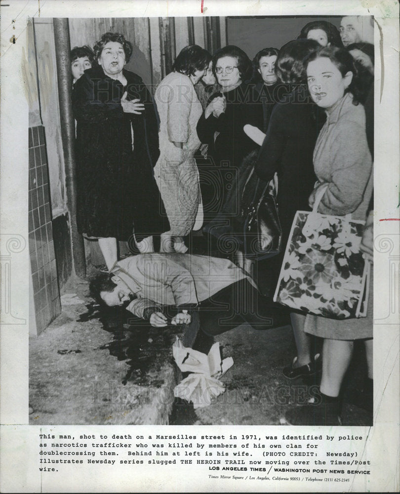 1973 Press Photo Marseilles Man Shot Death Clan Street  - Historic Images