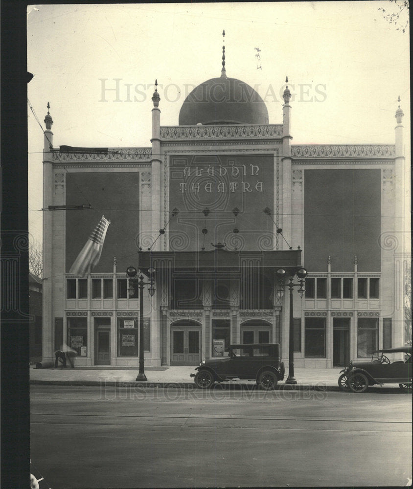 1982 Press Photo First-nighter Garden Lush Light hotel - Historic Images