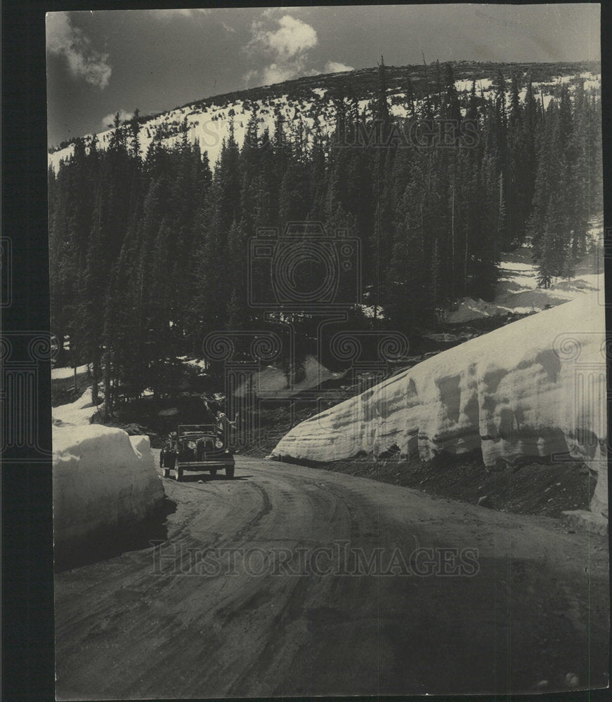 1932 Press Photo Fall River road vehicle traveling road - Historic Images