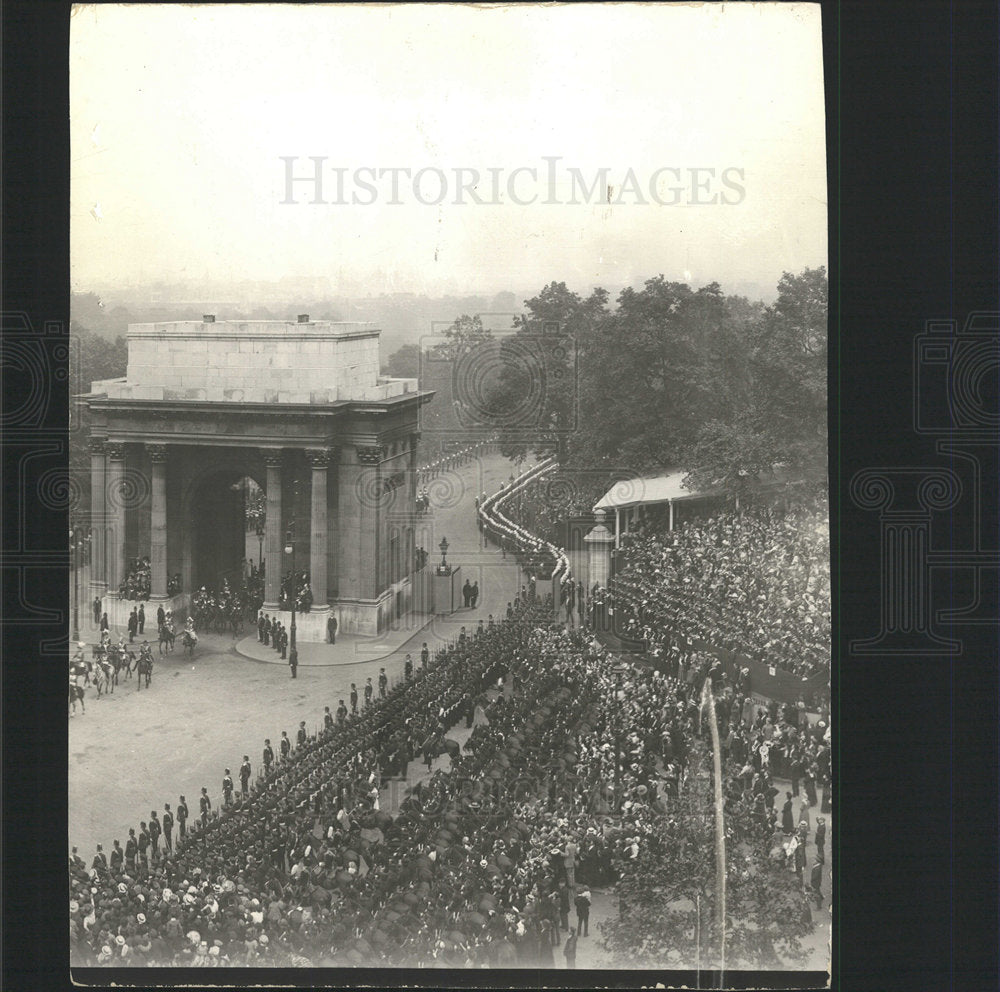 Press Photo People Wellington Gate London people attend - Historic Images