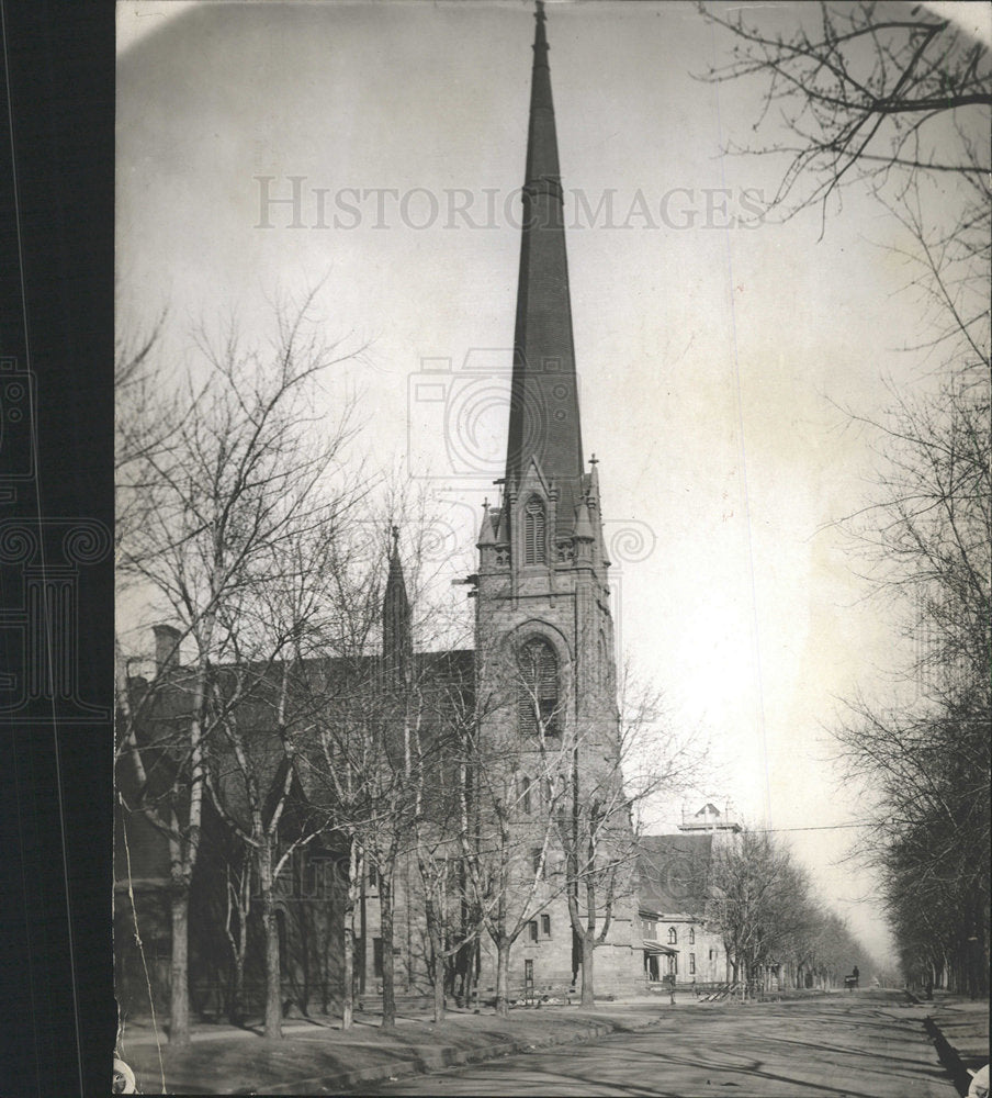Press Photo Christ Methodist Church Building Cross Top  - Historic Images