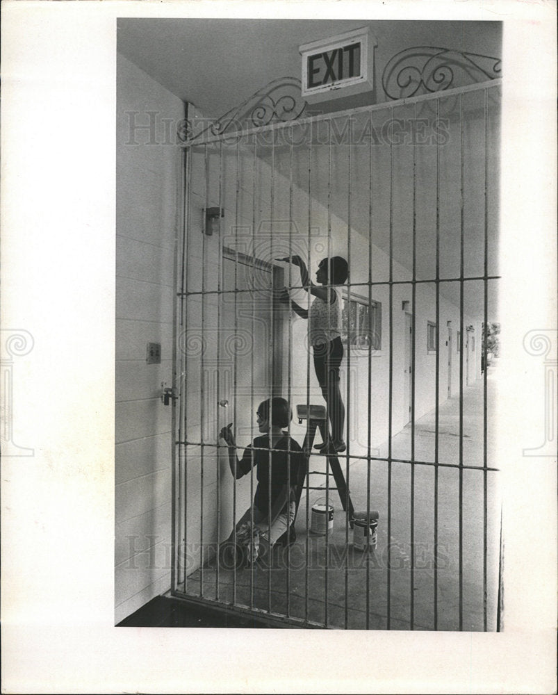 1966 Press Photo Rosenberg Heshelow paint synagogue - Historic Images