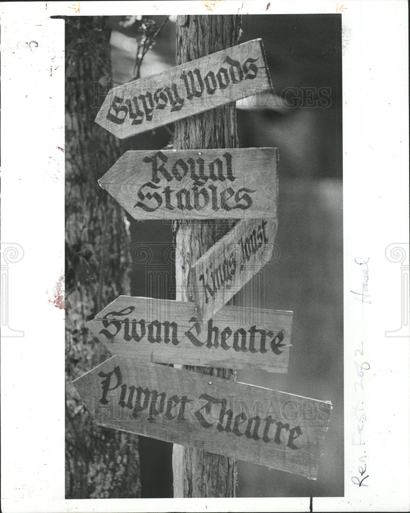 1988 Press Photo signs point Renaissance Festival way - Historic Images