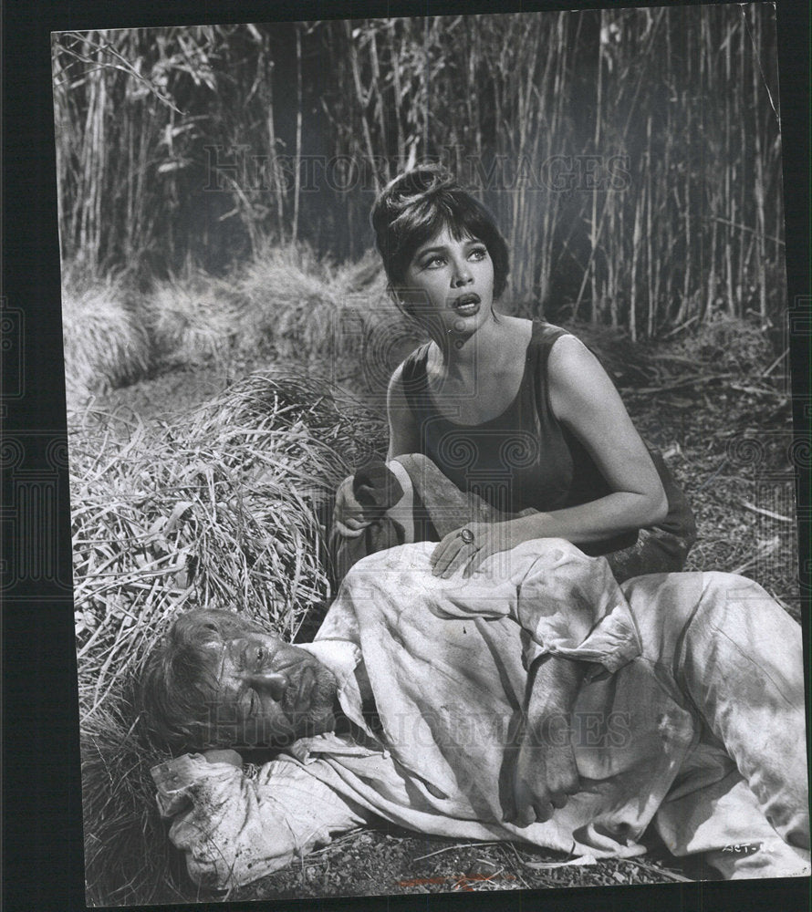 1962 Press Photo Leslie Caron Opatoshu Guns Darkness - Historic Images