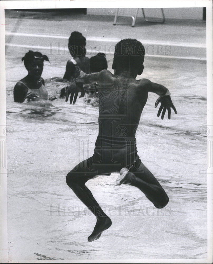 1969 Press Photo Wayne Nelson Pool Youth Center - Historic Images