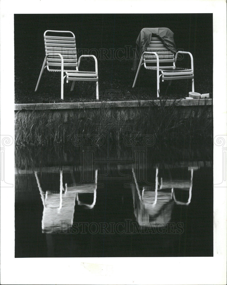 1990 Press Photo Reflection Two Chair Sit Next Pond Kee - Historic Images