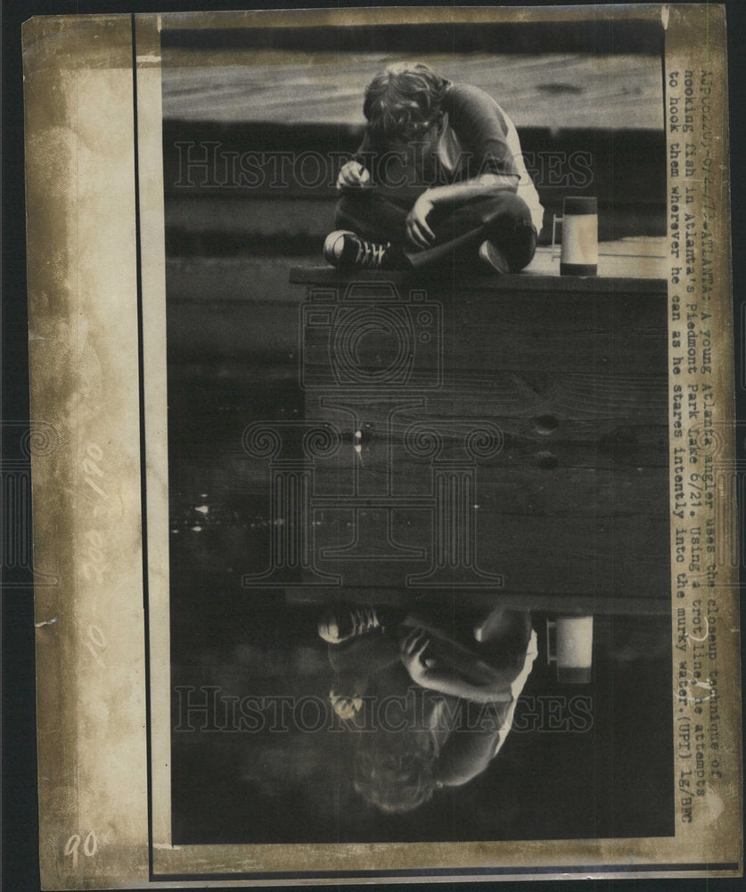 1973 Press Photo Hooking Fish Piedmont Park Lake  - Historic Images