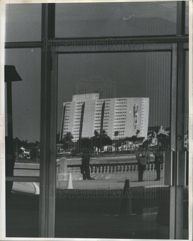 1973 Press Photo Reflection Hilton Hotel Pier - Historic Images