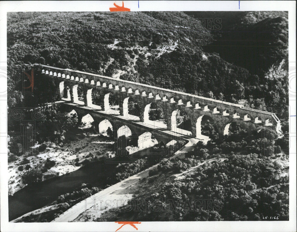 1972 Press Photo 2000 Year Old Pont Du Gard Bridge - Historic Images