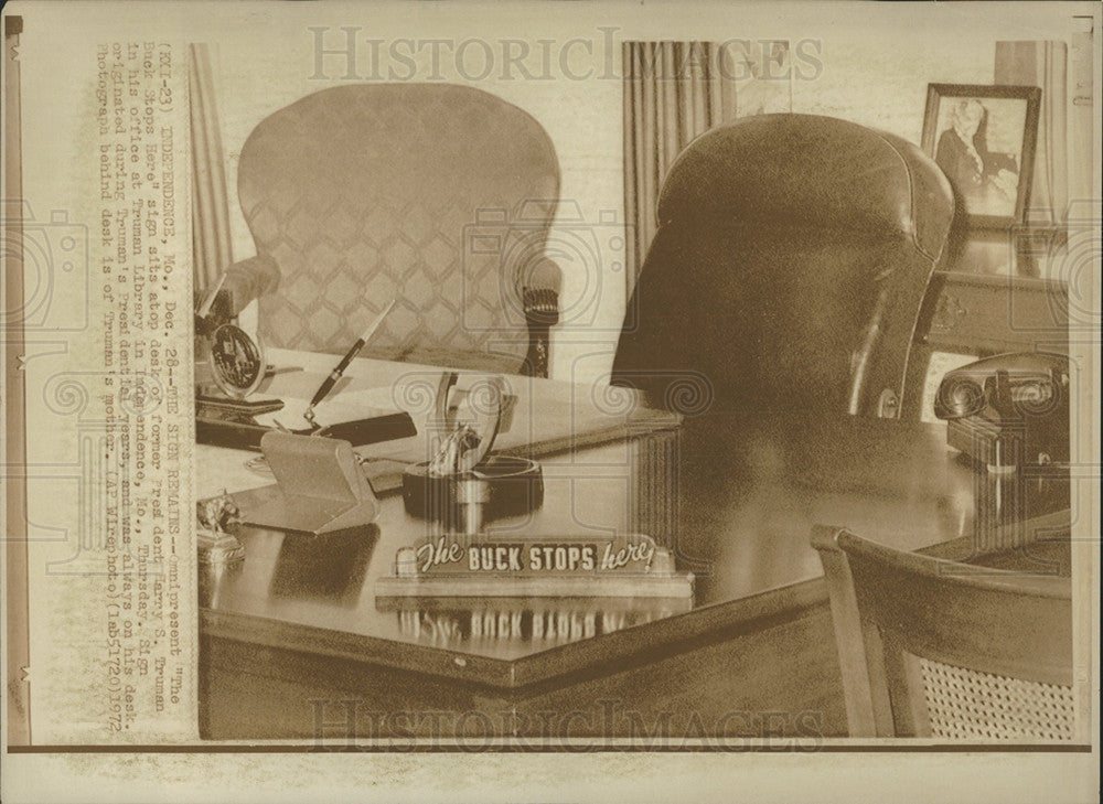 1972 Press Photo President Truman sign Buck Stops Here - Historic Images