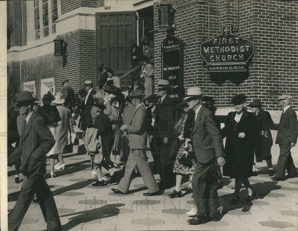 1948 Press Photo People Leaving First Methodist Church - RRY48815 - Historic Images