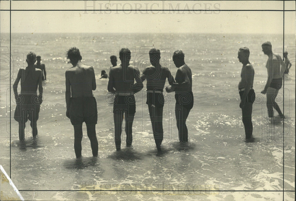 Press Photo People Ocean - Historic Images