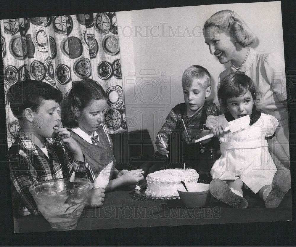 1953 Mrs. Alex Thomsen & Family - Historic Images