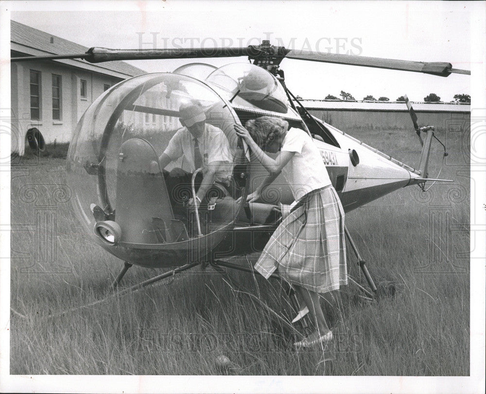 1964 Press Photo Margie Smith Helicopter ride  - Historic Images
