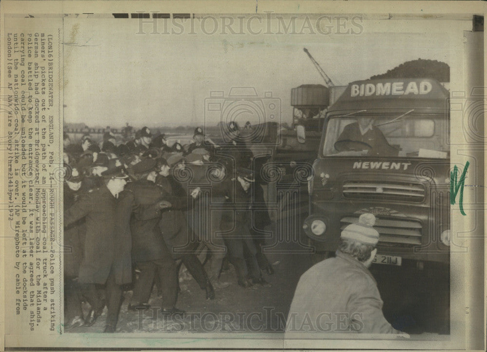 1972 Press Photo Police Pickets German Ship Coal  - Historic Images