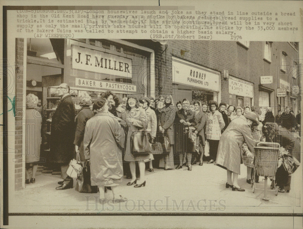 1974 Press Photo London Bakers Strike - Historic Images