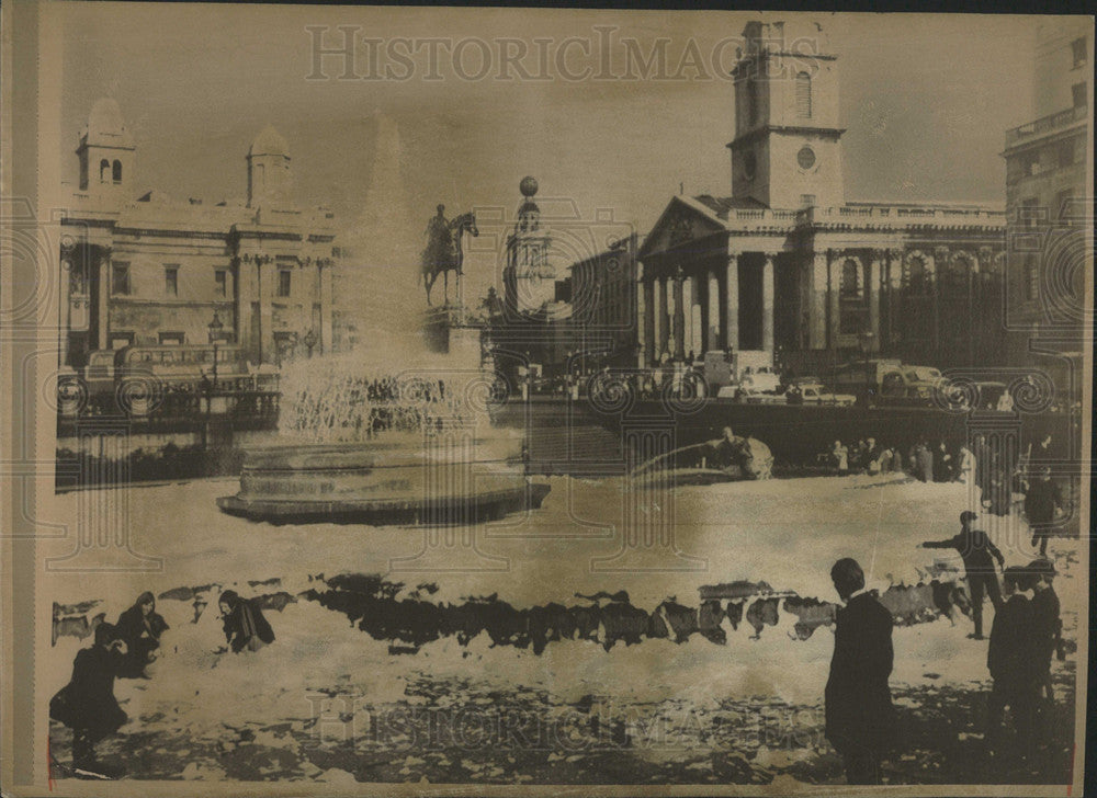 1968 Press Photo Fountain London Trafalgar Square  - Historic Images