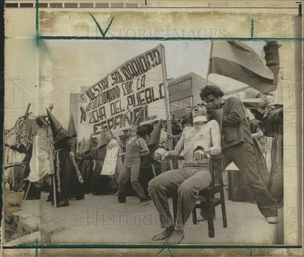 1974 Press Photo Students Protest Reenact Execution  - Historic Images