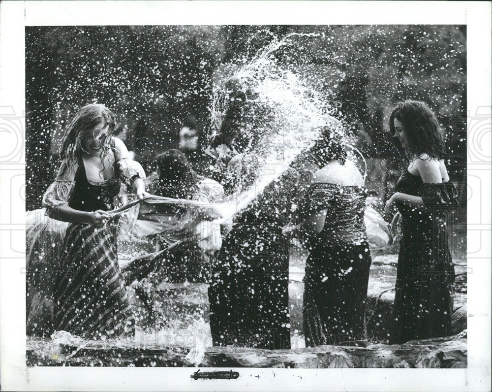 1991 Press Photo Washing Well Wenches Renais Festival - Historic Images