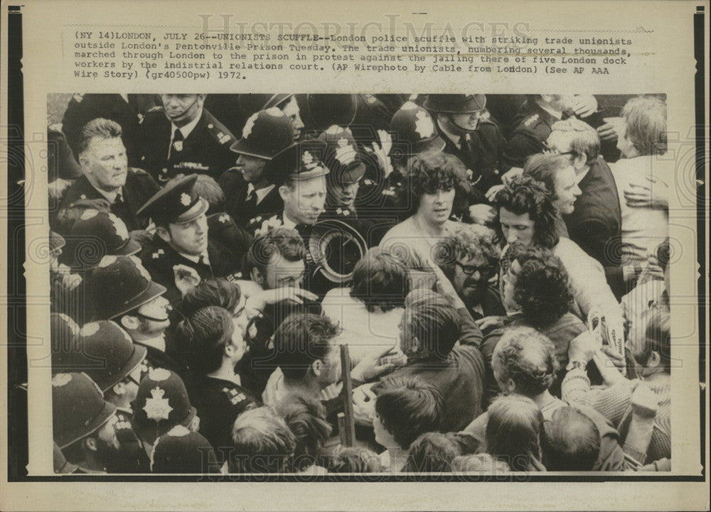 1972 Press Photo London police scuffle with strikers - Historic Images