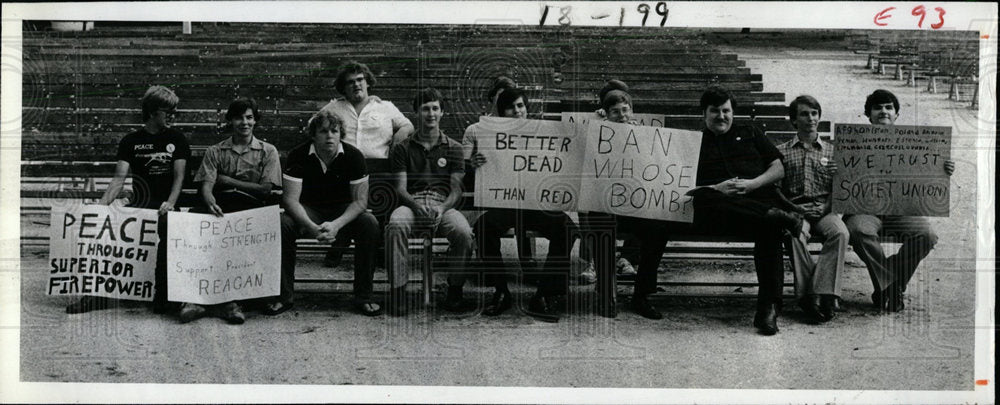 1982 Press Photo Dozen Pro-Nuclear Advocate Show Stage  - Historic Images