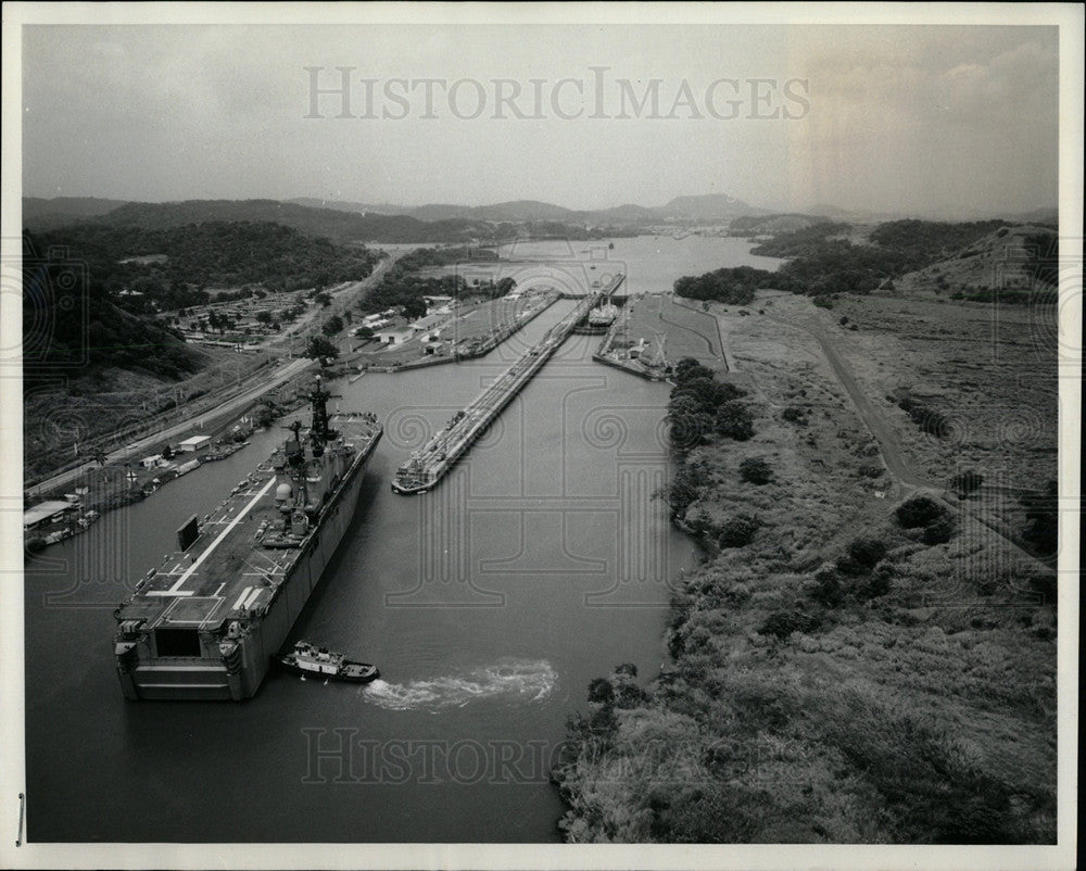 1976 Press Photo USS Tarawa Panama Canal Ship - Historic Images