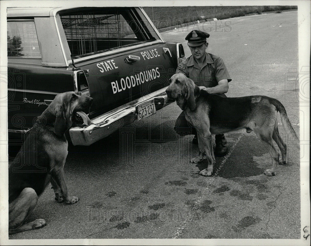 1970 Press Photo Bloodhound Tina Trooper Handler Philli - Historic Images