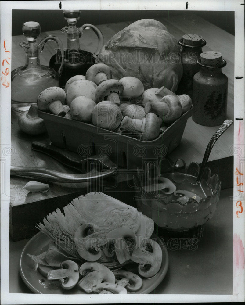 1977 Press Photo Mushrooms Ingredient Dressing - Historic Images