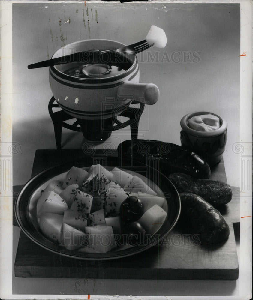 1974 Press Photo Potaatoe Dunk Combine Bratwurst Delici - Historic Images