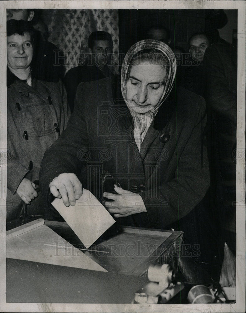 1957 Old Woman Record Crowds Polls Poland - Historic Images
