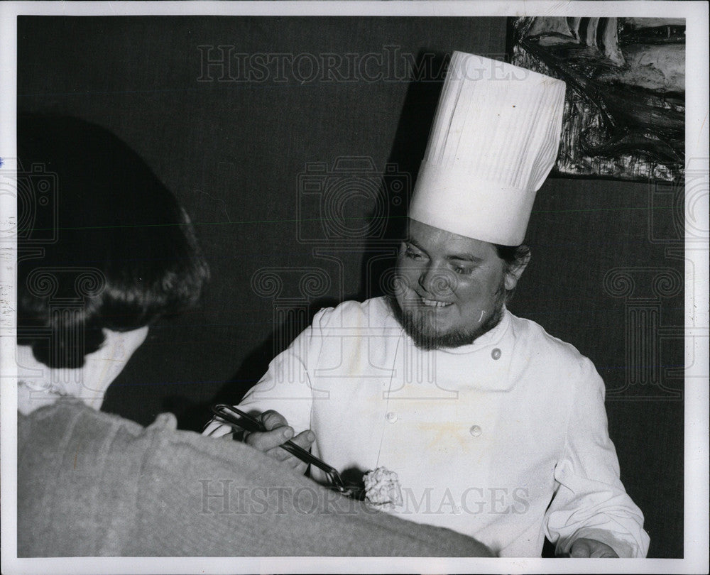 1977 Press Photo Chef-Ferhus Bandle serving Patricia - Historic Images