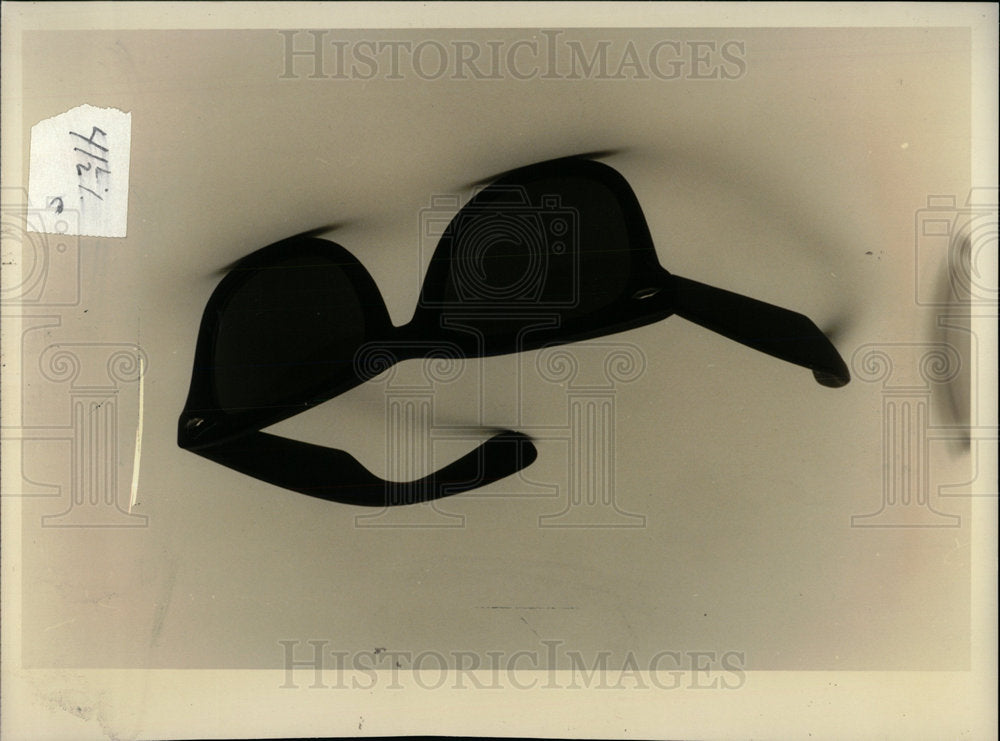 1991 Press Photo Sunglasses Really Bad Thing Find Say B - Historic Images