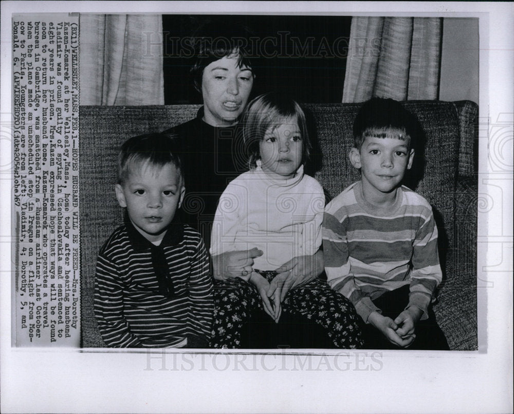 1967 Press Photo Mrs Dorothy Kazan-Komarek Children - Historic Images