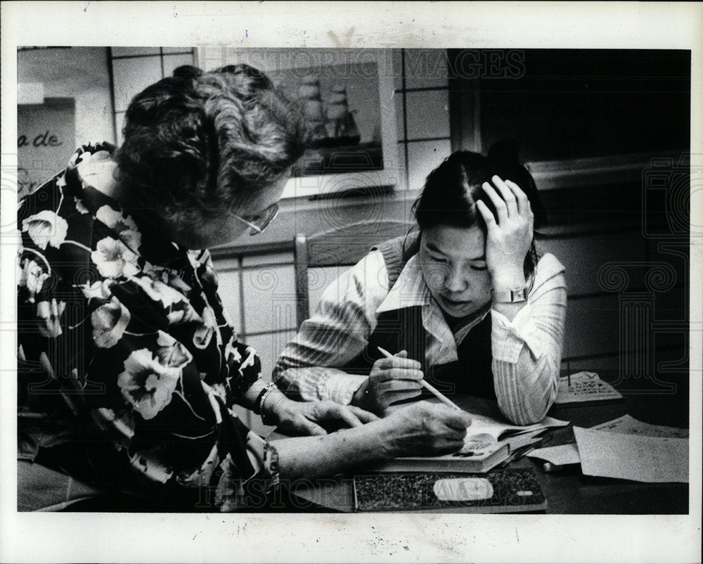 1980 Press Photo Anna Sikarskie Teach English Refugee - Historic Images