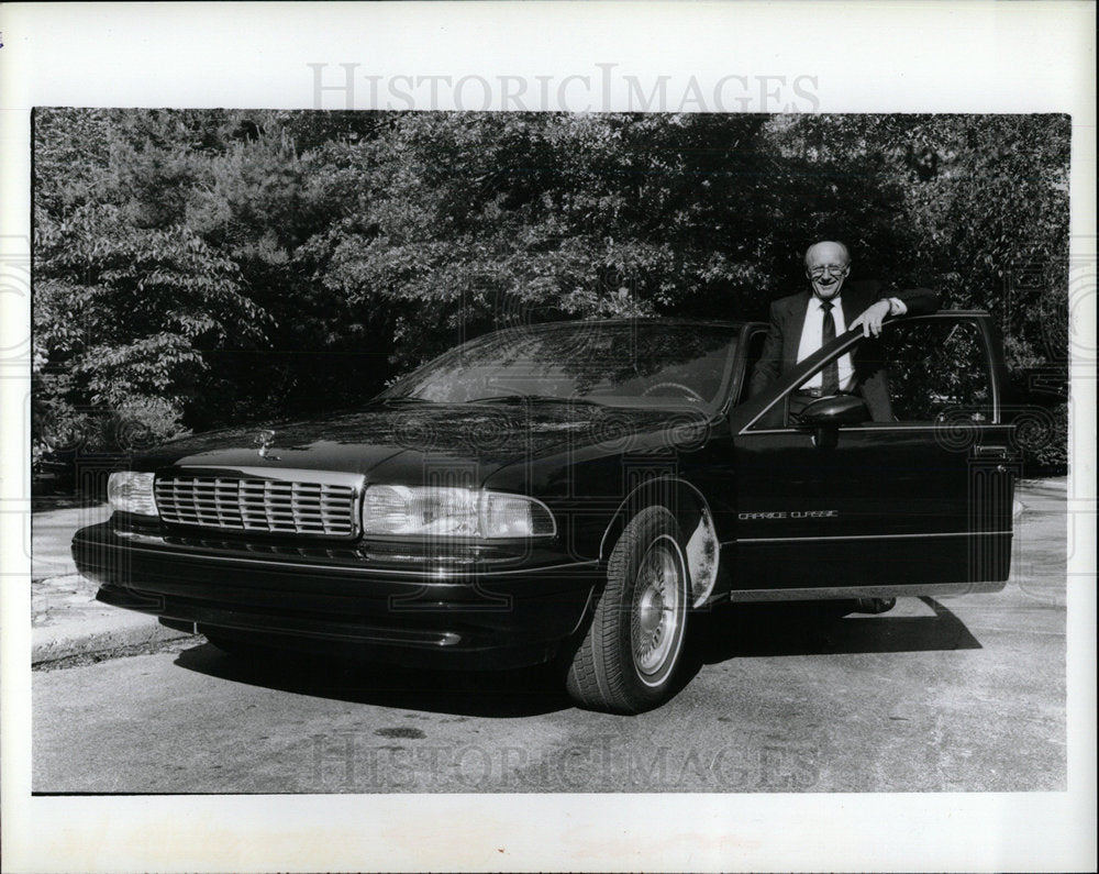 1990 Press Photo Tony Yanik Chevy Caprice GM expert - Historic Images
