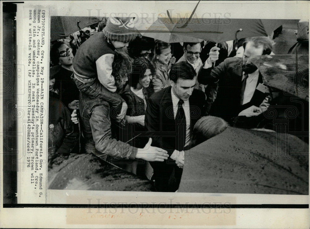 1976 Press Photo Gov. Edmund Brown Jr. campaign Oregon - Historic Images